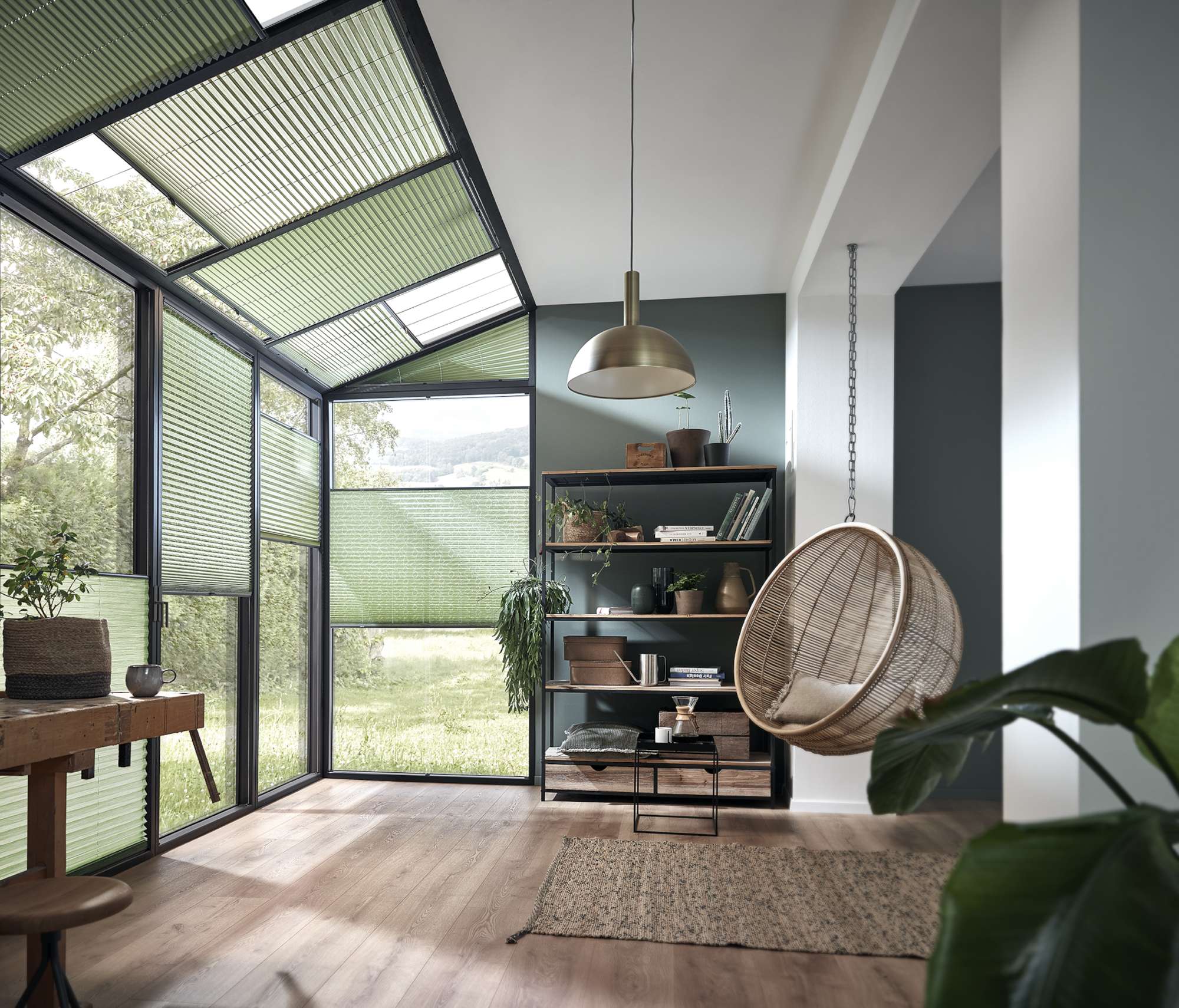 Grünes Plissee von KADECO in verschiedenen Sonderformen im Wintergarten