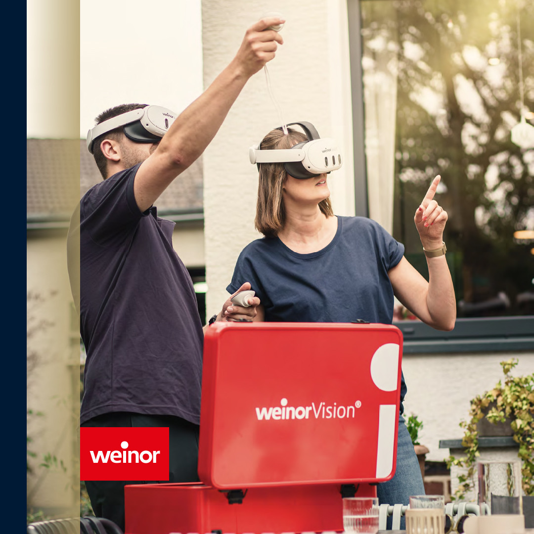 weinor Fachpartnerin und Kunde mit weinorVision® VR-Brillen und Controllern