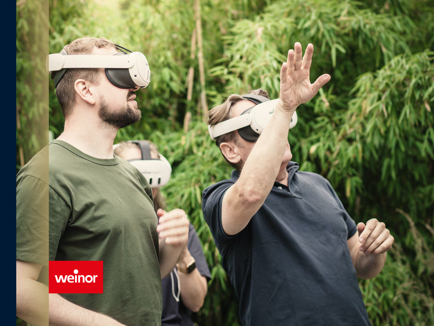 Zwei Männer mit einer weinorVision® VR-Brillen im Garten bei der Planung